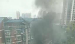 江油广电十字路口一车子燃起来了，幸好消防赶到已扑灭