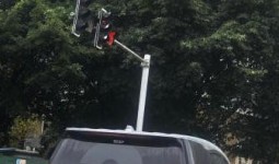 乌龟车真是害人不浅!把两个车道都占起，还不准后车超车