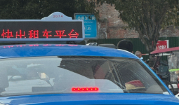 江油出租车这么拽，右侧超车都不打灯！